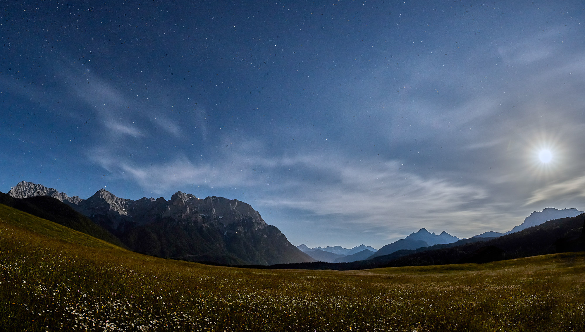 Vollmond über den Buckelwiesen bei Mittenwald
